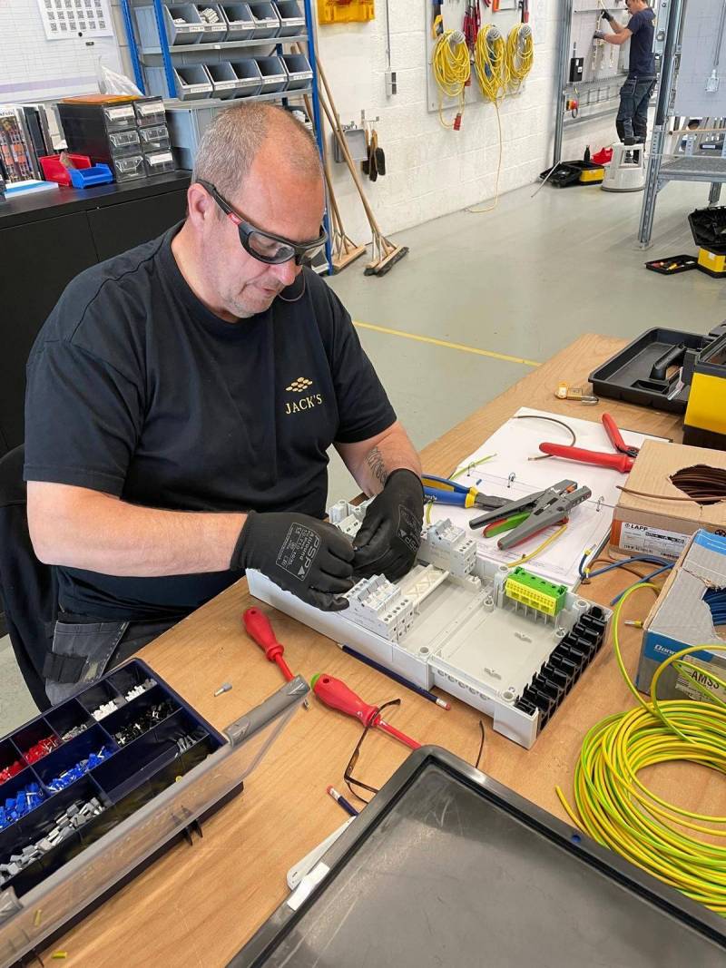 technisch facilitair medewerkers vakwijs opleiding